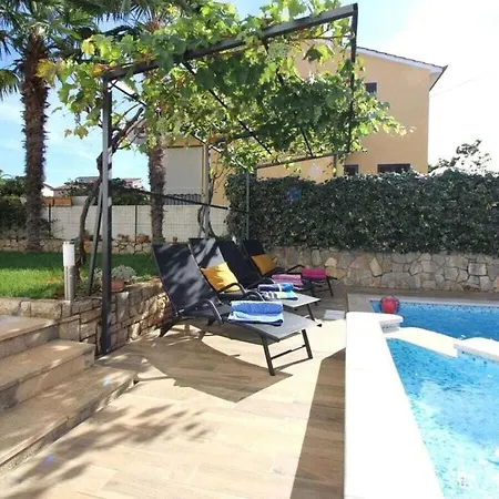 بيت للعطل Lili With Pool *