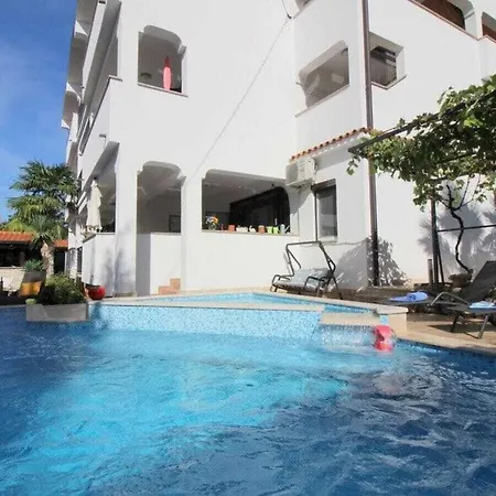 Lili With Pool بيت للعطل *