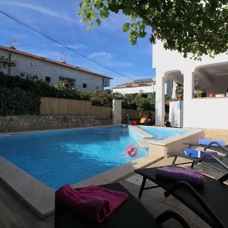بيت للعطل Lili With Pool *